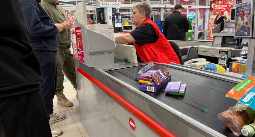 Больше ни за что не буду платить картой на кассе «Магнита» и «Пятерочки»: оказалось, кассиры в тайне считывают эти данные