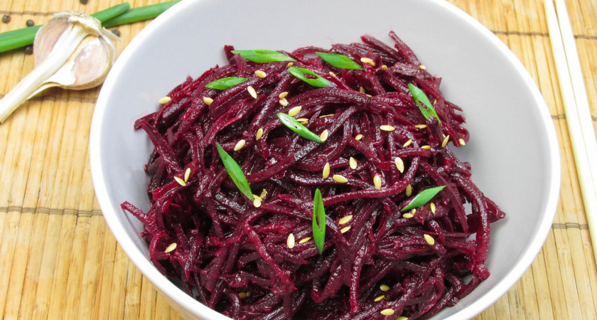 Он должен быть на каждом столе: Готовим яркий свекольный салат с сыром — проще не бывает  