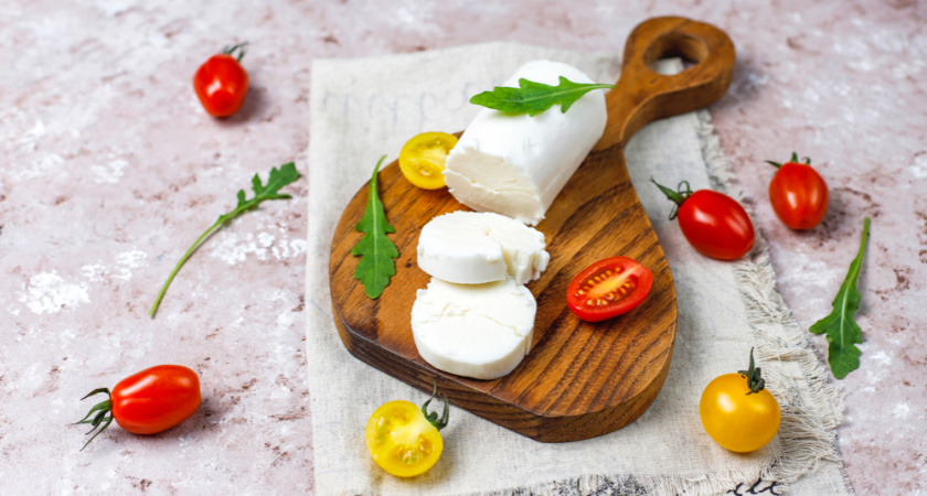 Забудьте про магазинные наценки: взбалтываю ряженку и сметану – на утро будете есть творожный сыр "Филадельфия"