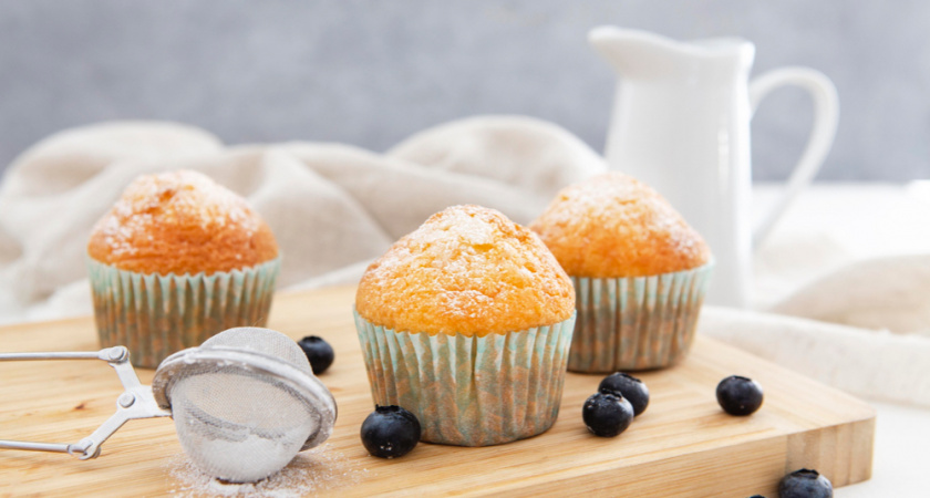 Пышные творожные кексы с яблоками: нежный десерт за полчаса