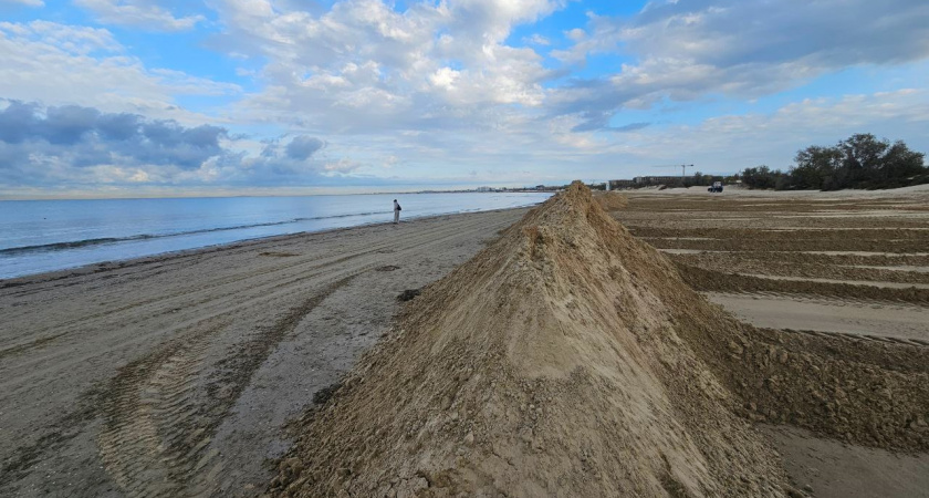 Мазутный монстр надвигается на Анапу: на побережье снова появились защитные валы 