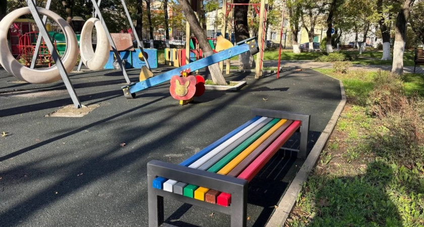 В сквере имени Карла Маркса в Новороссийске установили новую парковую мебель