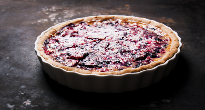 Сметанный пирог с ягодами: нежный и вкусный десерт за час