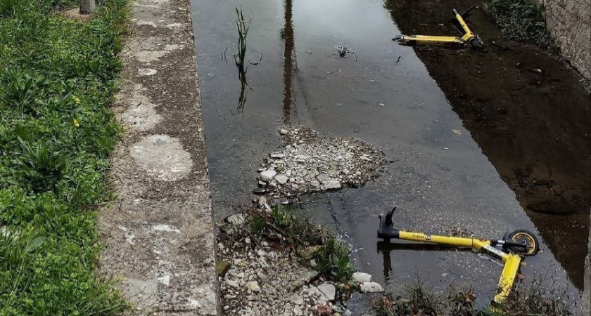 «Народные мстители»: новороссийцы повадились выбрасывать самокаты в ливневку в Приморском районе города