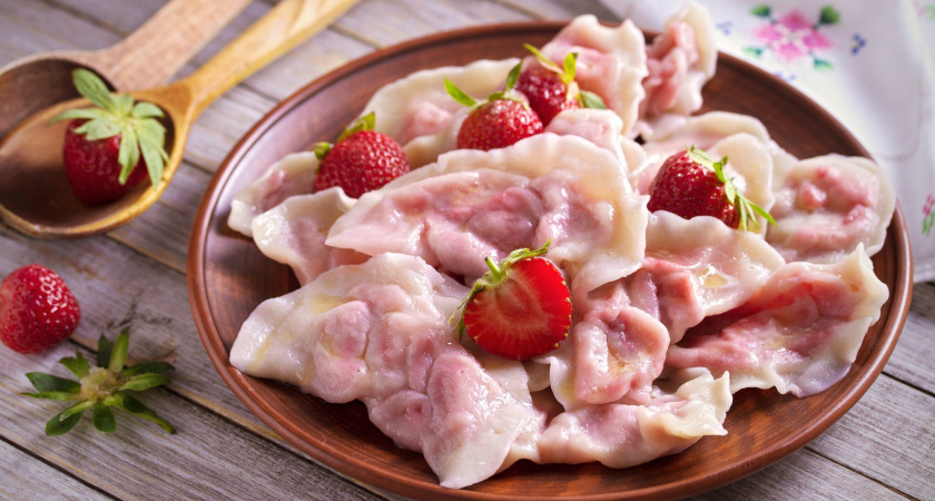 На полках магазинов в Новороссийске появится гастрономическая новинка – вареники с клубникой и игристым вином