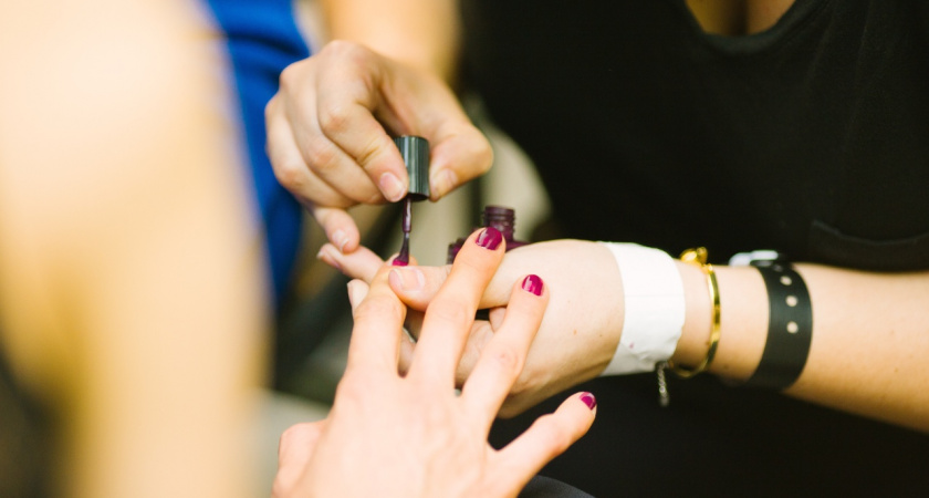 7 оттенков лака, которые стирают возраст с рук: идеальный выбор мастеров для женщин старше 50 лет