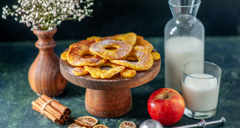 Яблоки в кляре за 10 минут: нежные, ароматные и недорогие вкусняшки к чаю