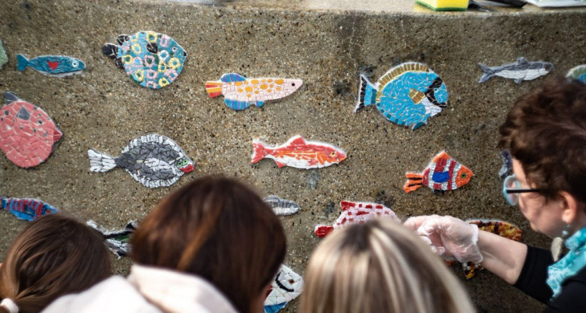 "Фишмоб" завершен! На набережную Новороссийска приплыли более сотни мозаичных рыбок 