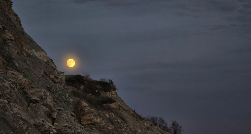 Новороссийцы любовались Бобровым Суперлунием: подборка красивых снимков гигантской Луны 