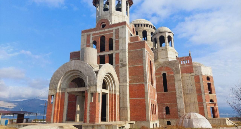 В Новороссийске ищут подрядчика, который выполнит монтаж кровли и облицовку фасада собора на Малой Земле 