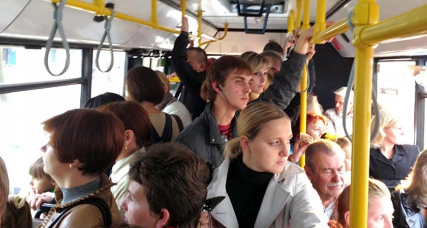 В Новороссийске водитель троллейбуса хотела высадить пассажирку, потерявшую сознание в салоне транспорта, и тех, кто вызовет ей «скорую»