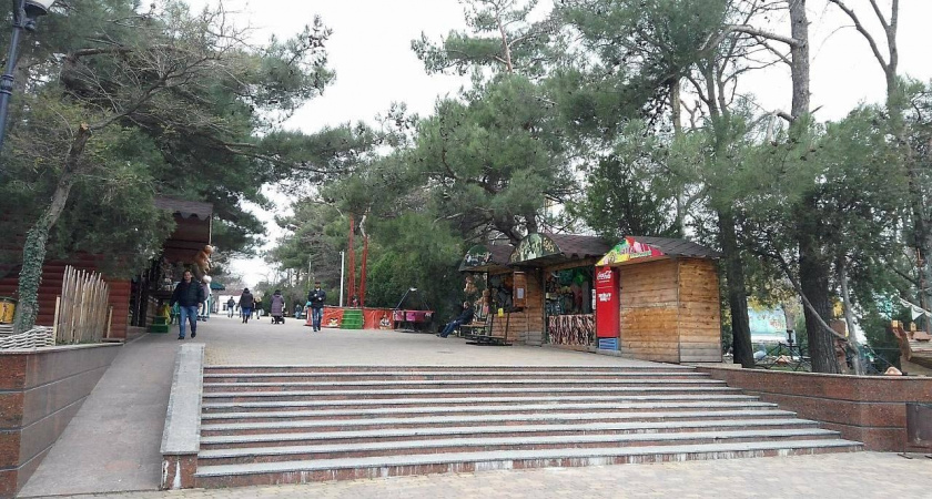 Детству конец? В Ленинском парке Новороссийска демонтируют и вывозят аттракционы