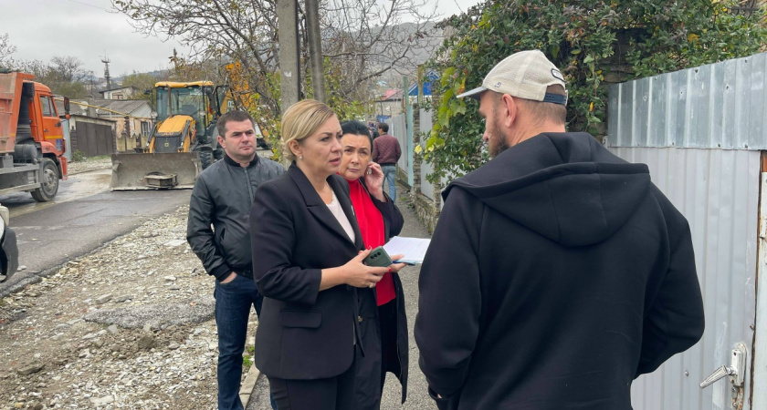 Мэрия выделит «лодочки» и волонтеров для помощи в уборке домов, пострадавших из-за аварии на водоводе в Восточном районе Новороссийска