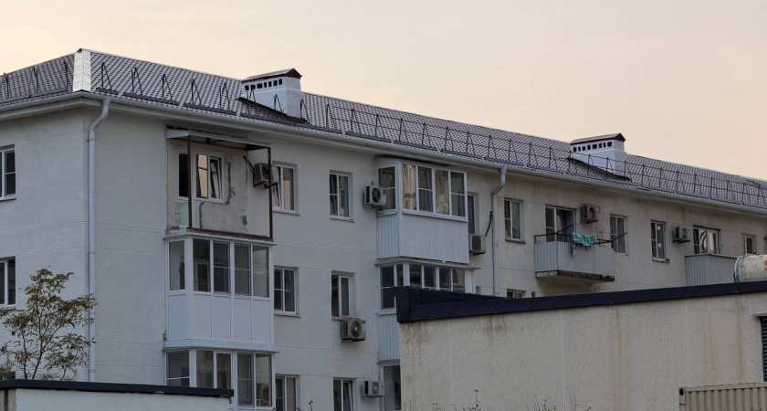 Рабочие приступают к ремонту квартир в доме, пострадавшем при атаке беспилотников на Новороссийск