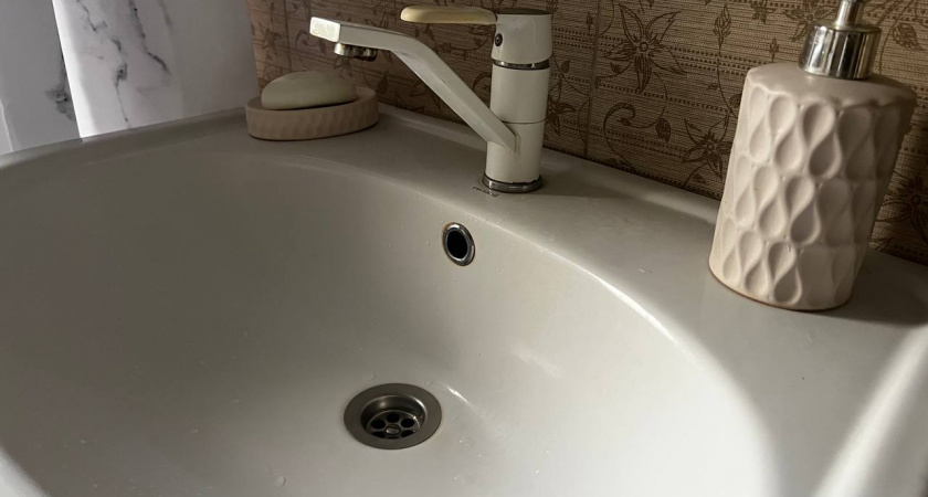 Это против засора: как недорогое средство заменило сантехника и очистило трубы