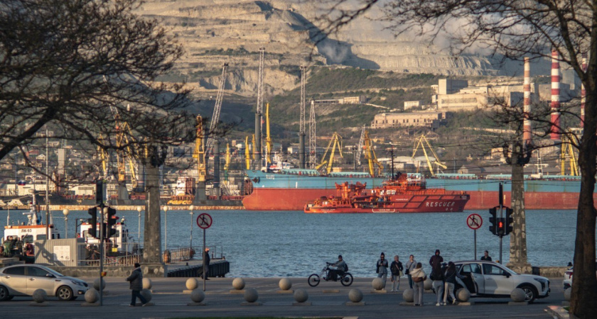 Пожар на нефтебазе, поврежденные дома и горожане: Новороссийск этой ночью подвергся мощной атаке беспилотников 