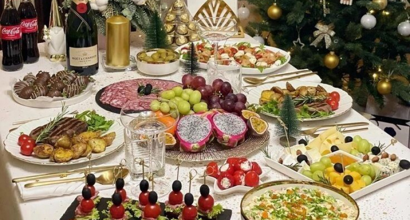 Запеченное мясо, пироги и фруктовые салаты: что должно быть на праздничном столе в год Огненной Лошади 