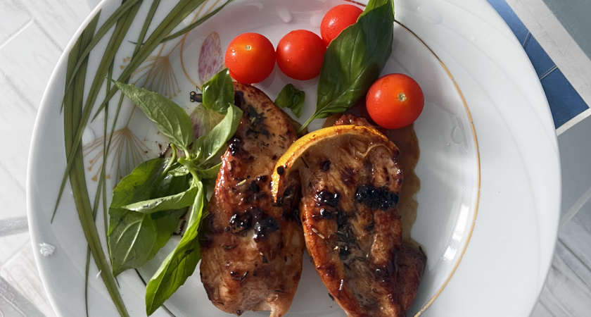 Просто заворачиваю курицу в лаваш: мясо тает во рту, а лаваш — просто сказка