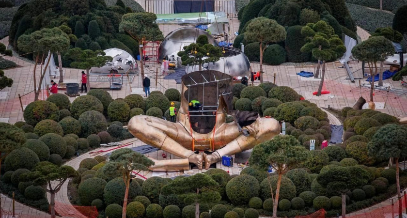 В парке Галицкого в Краснодаре устанавливают гигантскую голую девушку