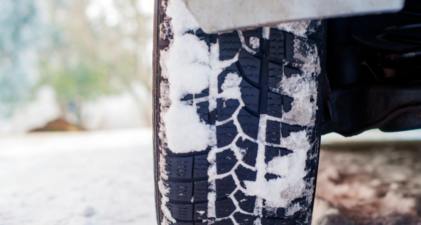 Износ стал меньше, а сцепка лучше: стало известно идеальное давление в шинах под разные авто зимой
