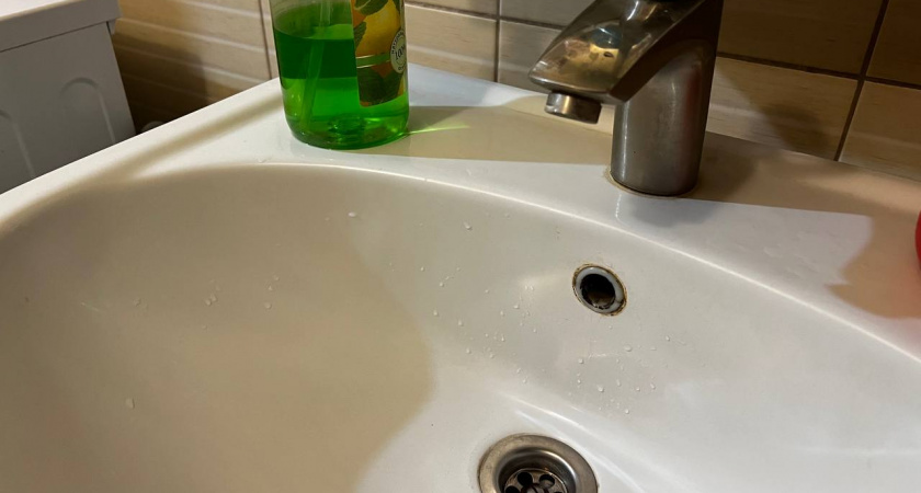 Забудьте о вантузе: обычный кубик льда заменит дорогую химию для прочистки труб – экологичный метод для решения проблемы 