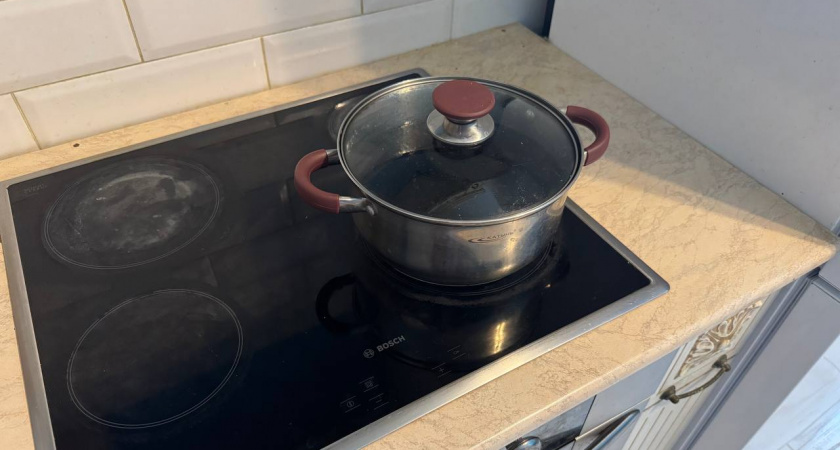 Стеклянная крышка от кастрюли сияет ярче звезд: идеальное средство от жира и нагара — вам надо всего 10 минут  