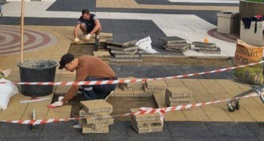 В Новороссийске меняют «поплывшую» плитку на городской набережной в районе парка Фрунзе