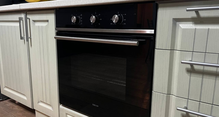 Духовка чистится за 15 минут: оставляю на ночь мокрое полотенце — утром жир слезает сам