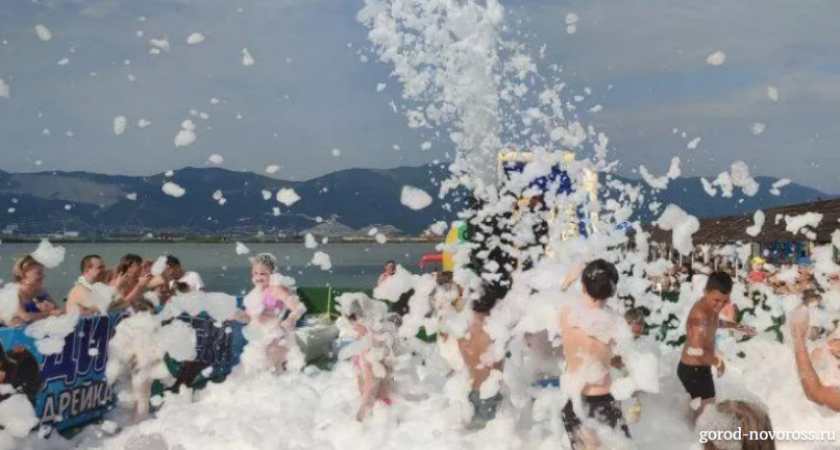 В Новороссийске директора спортивного клуба оштрафовали за пенную вечеринку в Суджукской лагуне