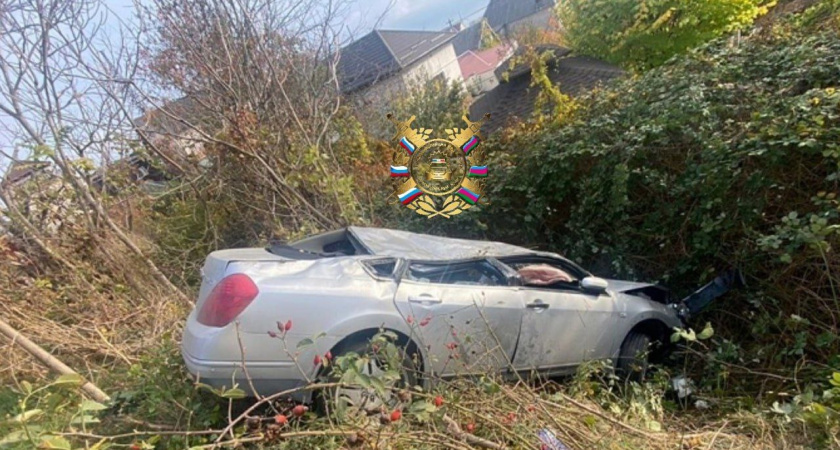 В Новороссийске 19-летний водитель наскочил на бордюр и перевернулся: идут поиски свидетелей аварии