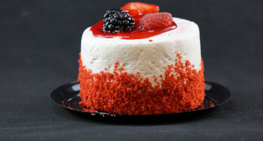 Пирог «Вкуснее любого торта»: рассыпчатое песочное тесто, яркая ягодная прослойка и воздушная меренга — готовится на раз два