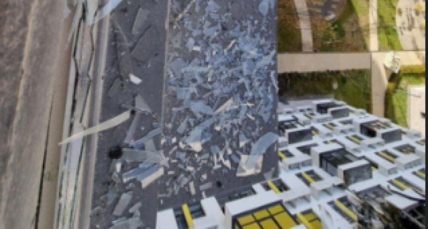 «Осколки летят на головы, а у УК выходной!»: новороссийцы жалуются, что на Мурата Ахеджака до сих пор не убрали битое стекло с козырьков 