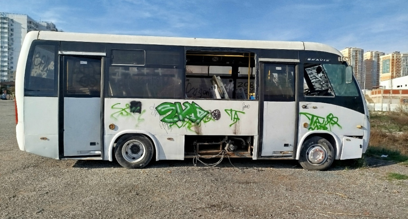Притон на колесах: новороссийцы просят убрать брошенный автобус с парковки пляжа «Алексино»  