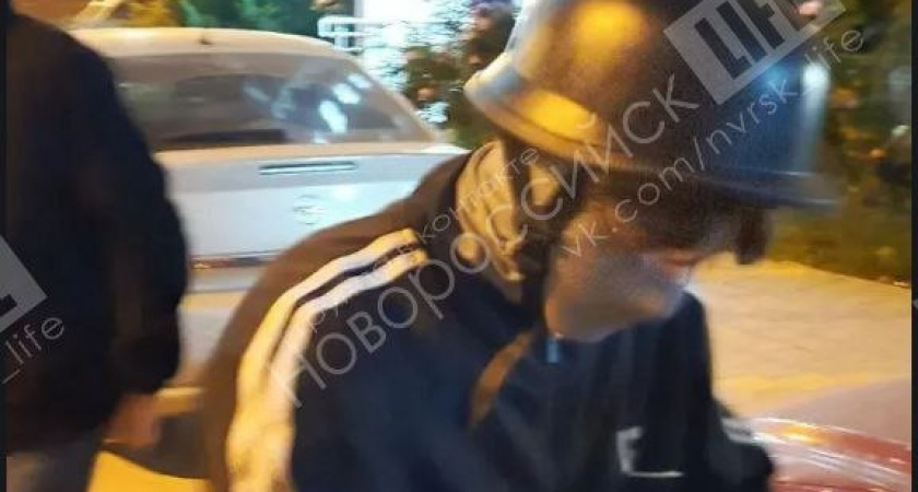 В Новороссийске в День мамы подростки на мопеде оборвали розы в чужом палисаднике