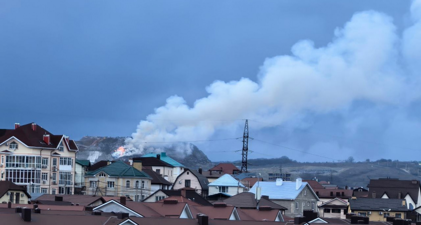 Пожар на мусорном полигоне: в Новороссийске третий раз за год проснулся «вулкан» на Щелбе  