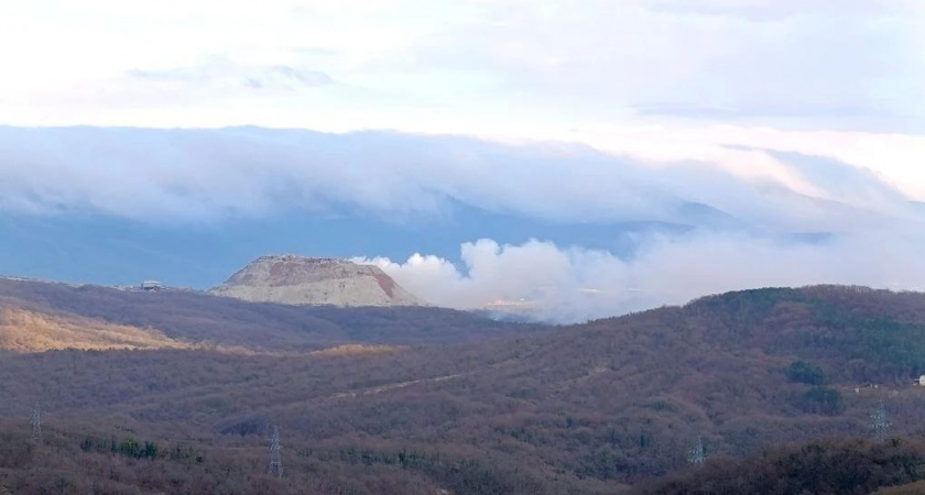 Жители Больших хуторов под Новороссийском задыхаются от запаха дыма, доносящегося с горящего мусорного полигона на Щелбе 
