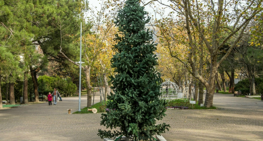 Новороссийск сэкономит на новогоднем оформлении города, чтобы быстрее восстановить квартиры, поврежденные в результате атаки беспилотников