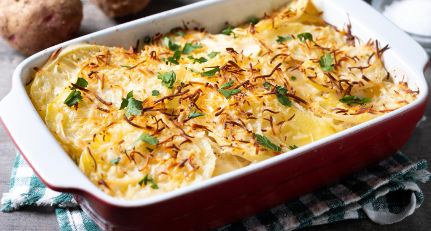 Когда мне лень стоять у плиты, быстро готовлю запеканку из фарша и овощей: пока смешиваю продукты – греется духовка