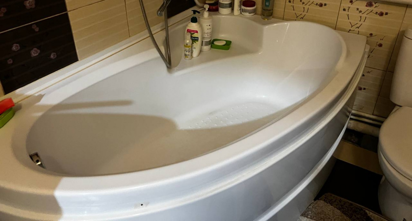 Половина стакана на стенки — и ванна белее первого снега: ни налета, ни ржавчины — светится в темноте  