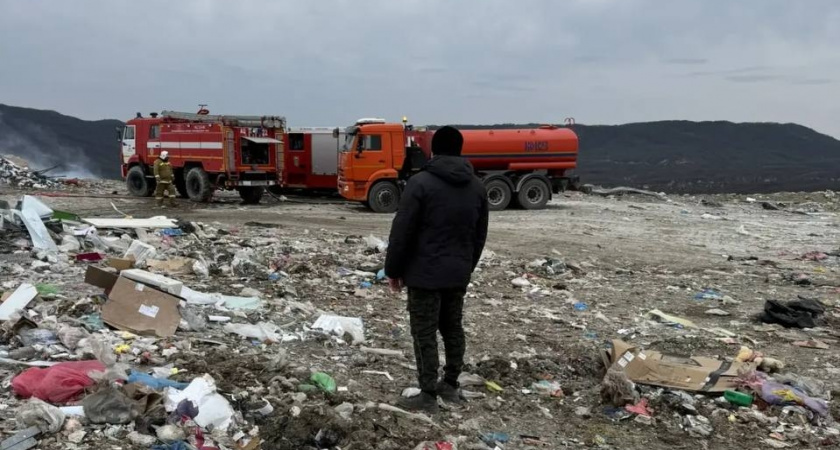 Новороссийцы предлагают скинуться деньгами, чтобы помочь потушить пожар на мусорном полигоне: горожане задыхаются