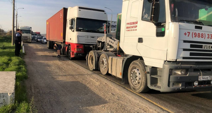 В Новороссийске провели рейды против стихийных парковок большегрузов  