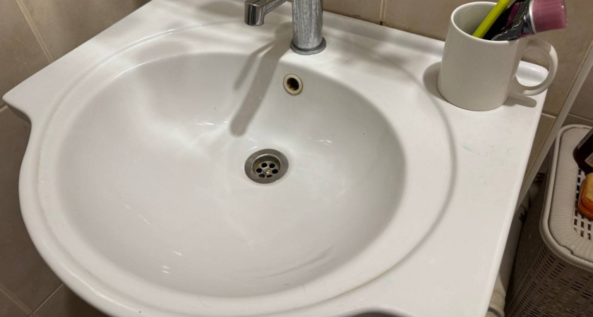 Всего 1 литр и 3 ложки: мой слив раковины перестал вонять - научил старый сантехник  