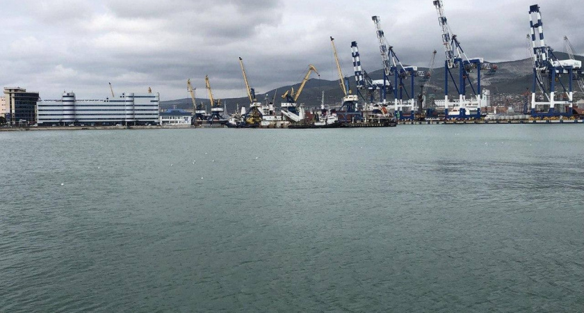 Брошенное судно в порту Новороссийска осталось без экипажа и электроснабжения 