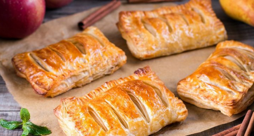 Справится даже ребенок! Быстрая и невероятно вкусная выпечка: ароматные слоёные треугольники с яблоками из магазинного теста 