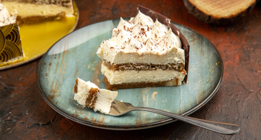 Легендарный торт Птичье молоко по ГОСТу: рецепт с детства с идеальной воздушной структурой и шоколадной глазурью