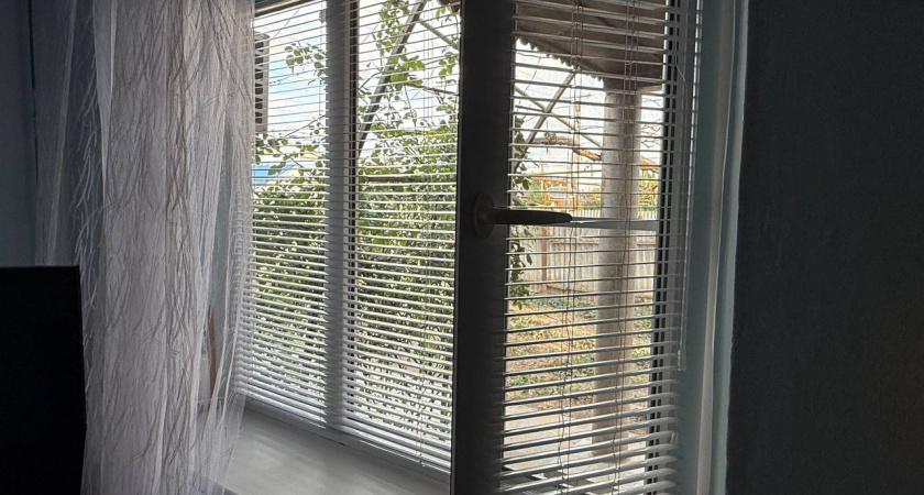 Конденсата на окнах больше нет: положила на подоконник и через 2 часа проблема испарилась сама по себе