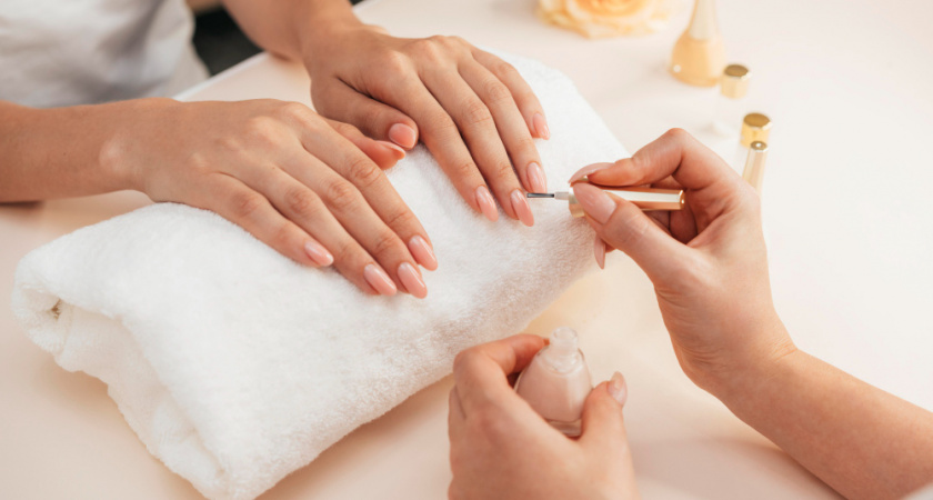 Ногти, притягивающие сказочное богатство: 6 цветов января 2026 названы главным денежным кодом года