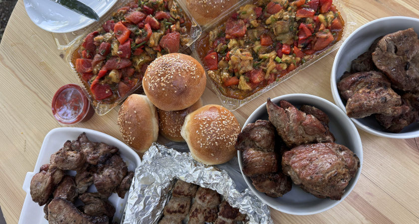 Маринад – просто сказка. Когда нужно пожарить шашлык на сковороде делаем только такой маринад. Готовится легко, а выходит быстро и вкусно