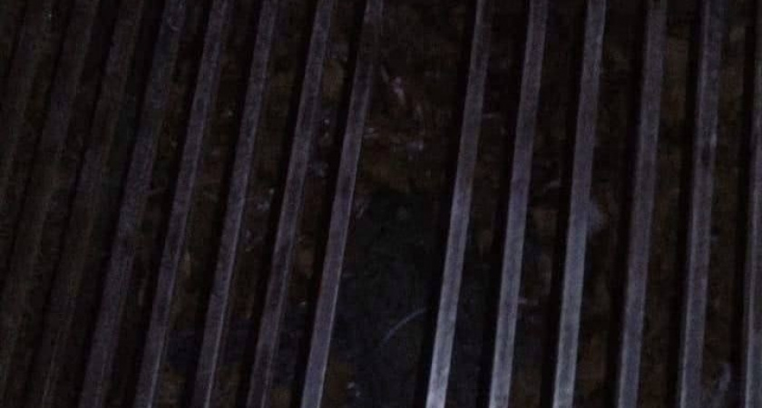 Житель Новороссийска провалился ногой в сломанную решетку ливневки и застрял