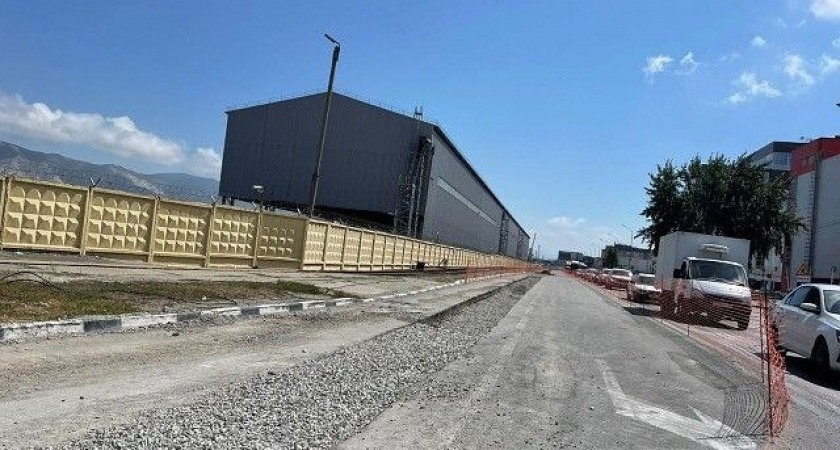 Новые сроки: власти Новороссийска обещают до конца 2025 года завершить ремонт дороги на улице Мира